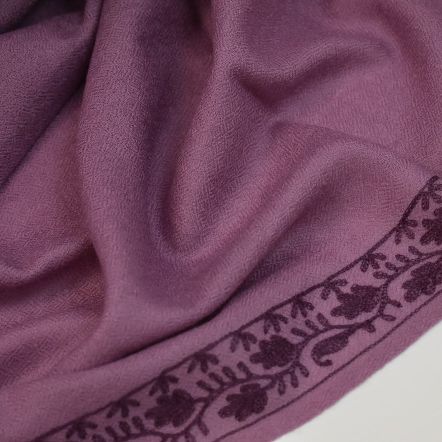 Esarfa Sal Casmir cu Broderie din Matase – Plum/Aubergine- Finete si Eleganta in orice Sezon -> Cod: CASHMBROD6