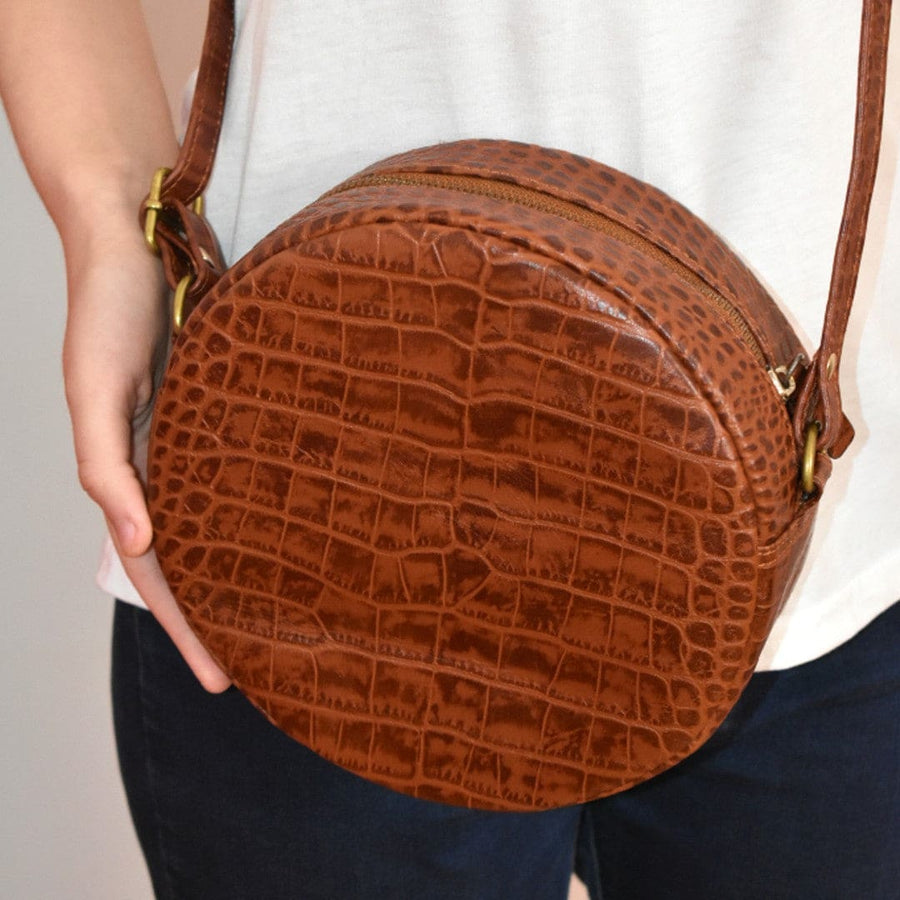 Geanta Sling lucrata manual cu model embosat. Cod: BIV1 - Geanta din Piele Naturala de camila