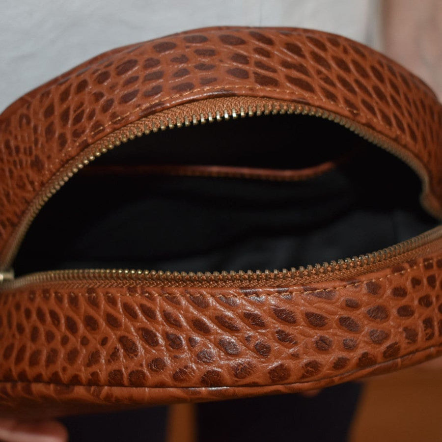 Geanta Sling lucrata manual cu model embosat. Cod: BIV1 - Geanta din Piele Naturala de camila