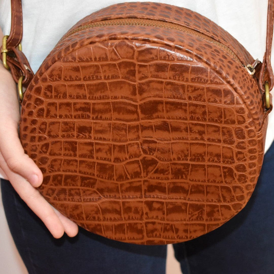 Geanta Sling lucrata manual cu model embosat. Cod: BIV1 - Geanta din Piele Naturala de camila