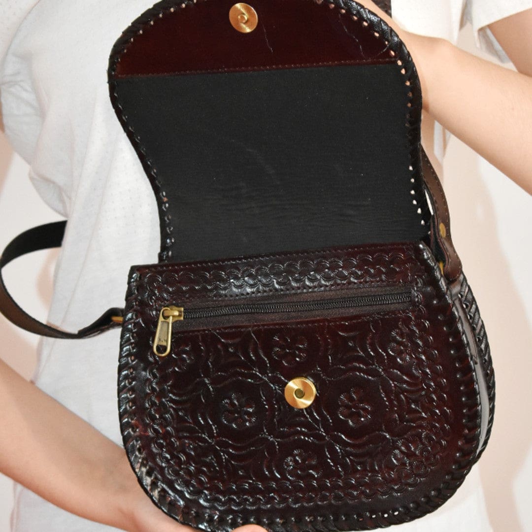Geanta Sling lucrata manual cu model embosat. Cod: CAM11 - Geanta din Piele Naturala de camila