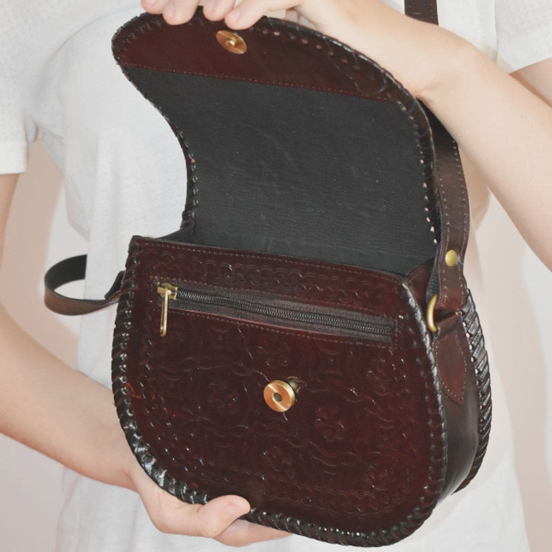 Geanta Sling lucrata manual cu model embosat. Cod: CAM11 - Geanta din Piele Naturala de camila