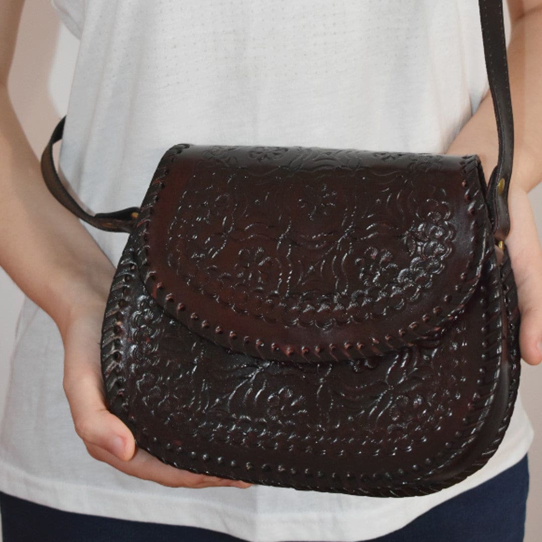 Geanta Sling lucrata manual cu model embosat. Cod: CAM11 - Geanta din Piele Naturala de camila
