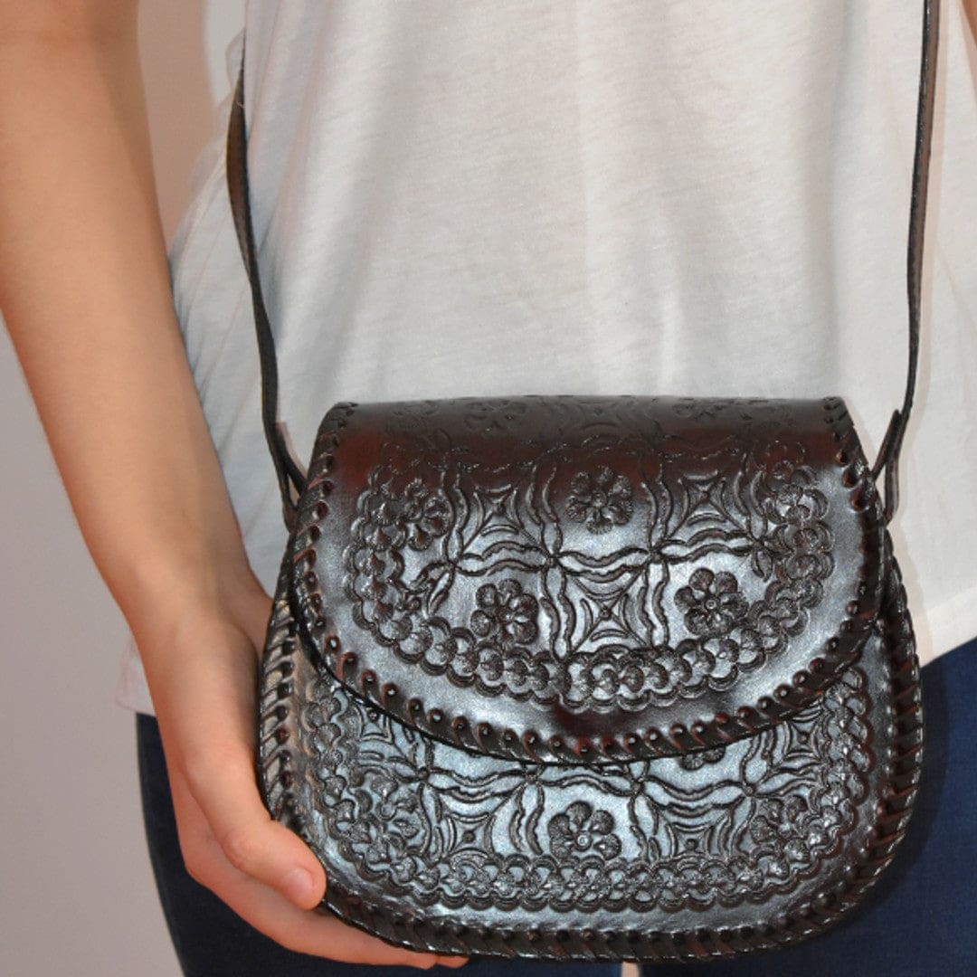 Geanta Sling lucrata manual cu model embosat. Cod: CAM11 - Geanta din Piele Naturala de camila