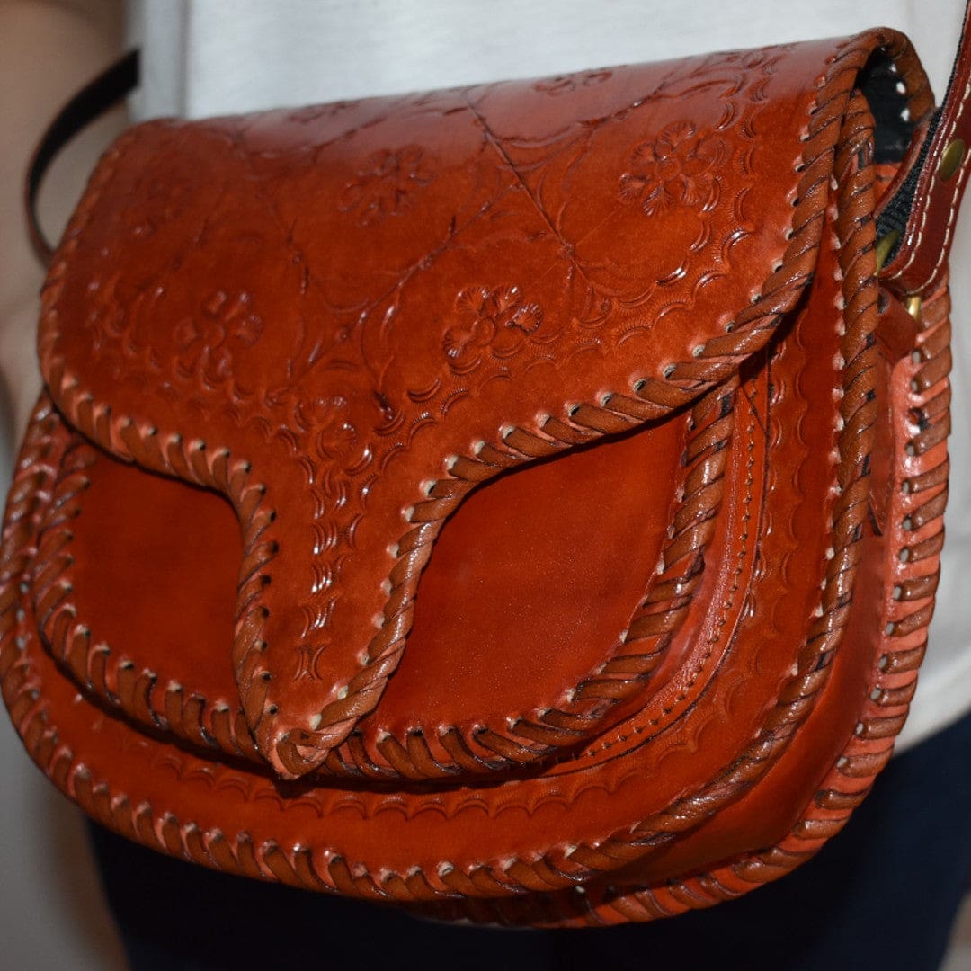 Geanta Sling lucrata manual cu model embosat. Cod: CAM16 - Genti din Piele