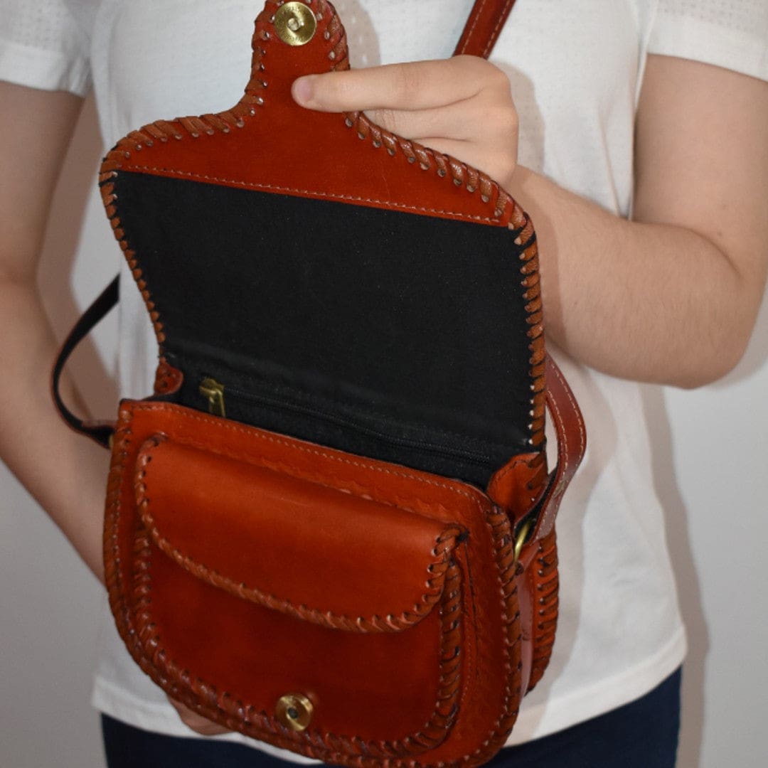 Geanta Sling lucrata manual cu model embosat. Cod: CAM16 - Genti din Piele