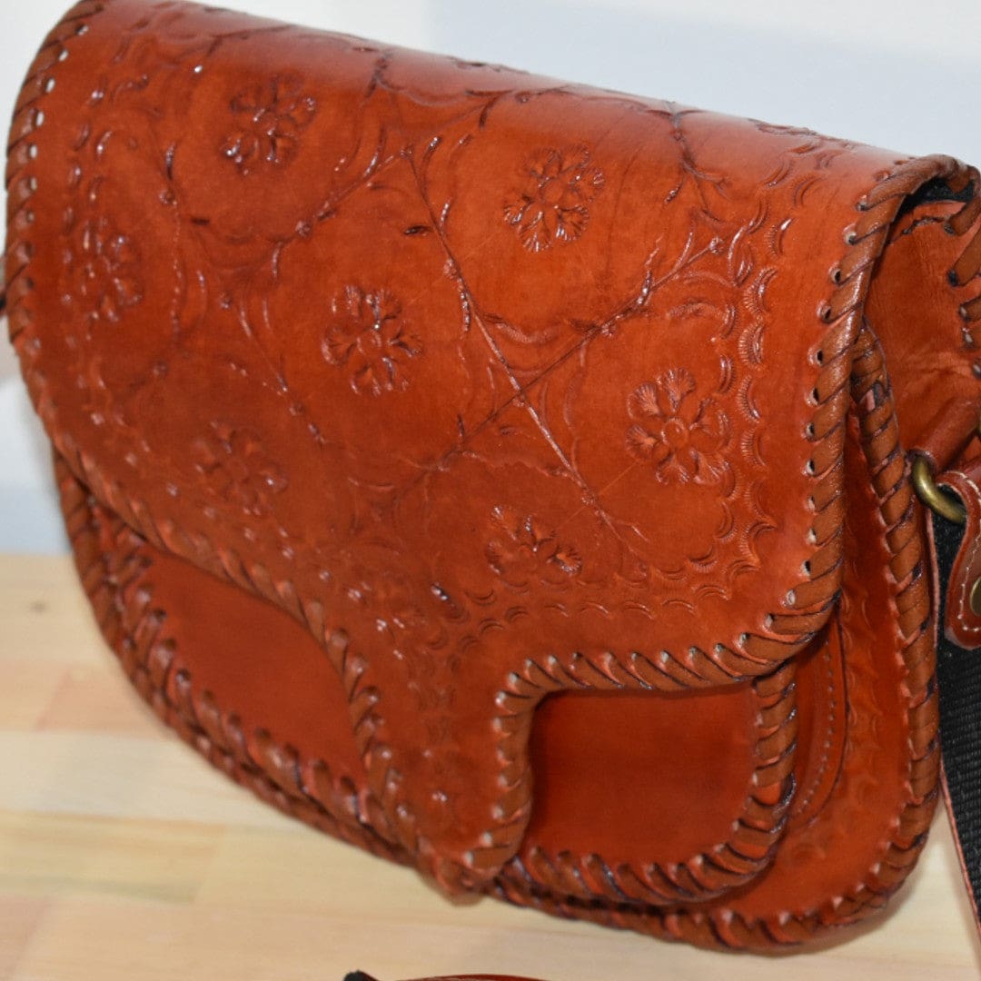 Geanta Sling lucrata manual cu model embosat. Cod: CAM16 - Genti din Piele