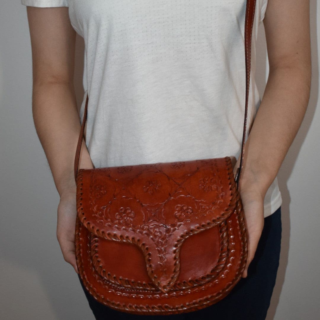 Geanta Sling lucrata manual cu model embosat. Cod: CAM16 - Genti din Piele