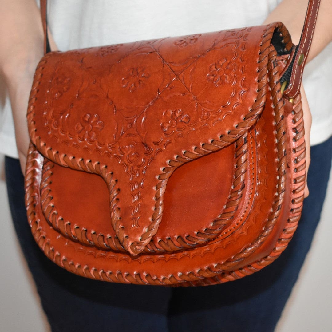 Geanta Sling lucrata manual cu model embosat. Cod: CAM16 - Genti din Piele