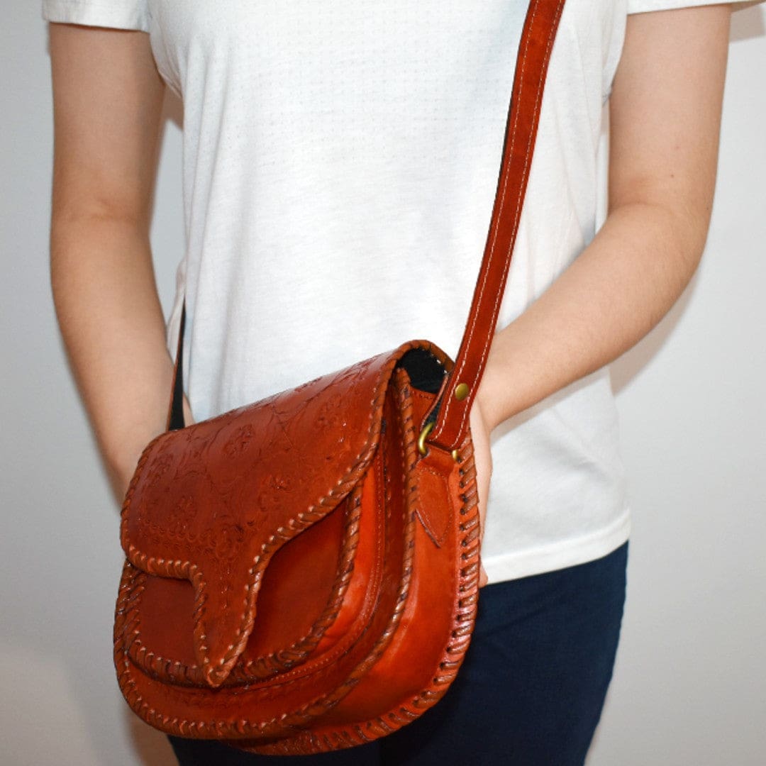 Geanta Sling lucrata manual cu model embosat. Cod: CAM16 - Genti din Piele