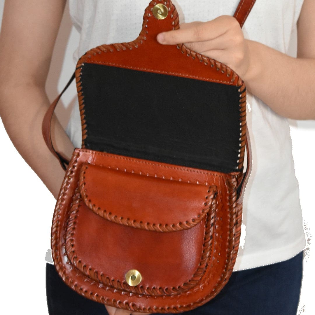 Geanta Sling lucrata manual cu model embosat. Cod: CAM16 - Genti din Piele