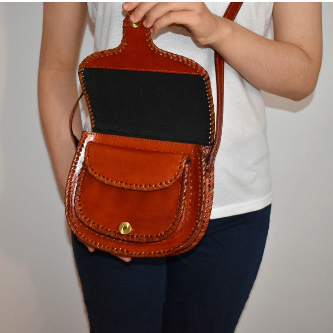 Geanta Sling lucrata manual cu model embosat. Cod: CAM16 - Genti din Piele
