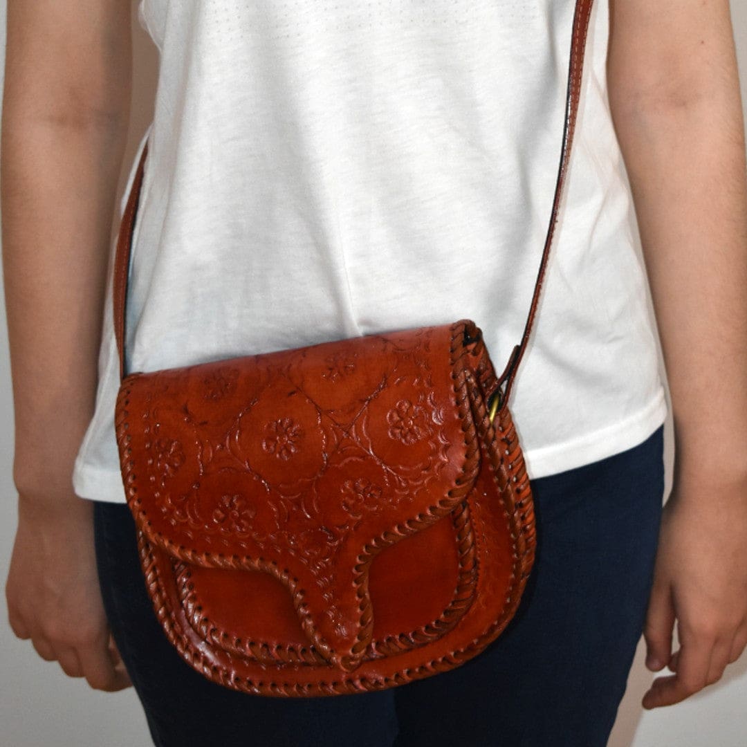 Geanta Sling lucrata manual cu model embosat. Cod: CAM16 - Genti din Piele