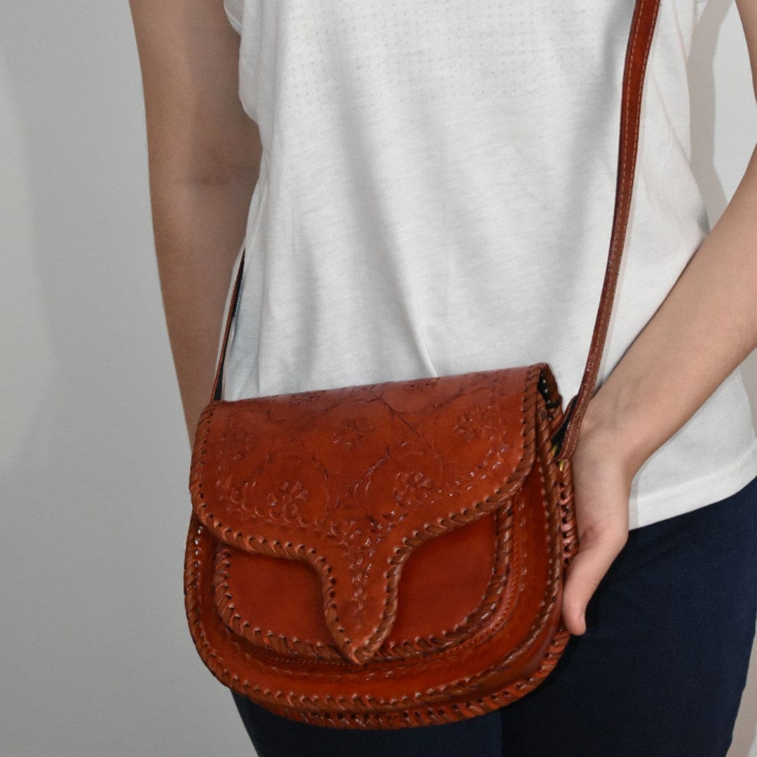 Geanta Sling lucrata manual cu model embosat. Cod: CAM16 - Genti din Piele
