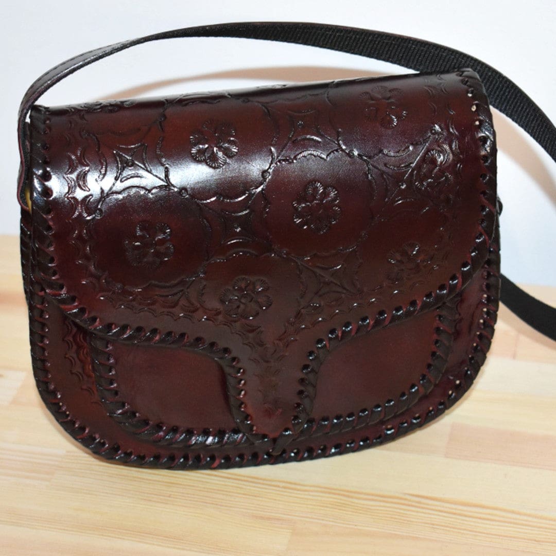 Geanta Sling lucrata manual cu model embosat. Cod: CAM17 - Genti din Piele