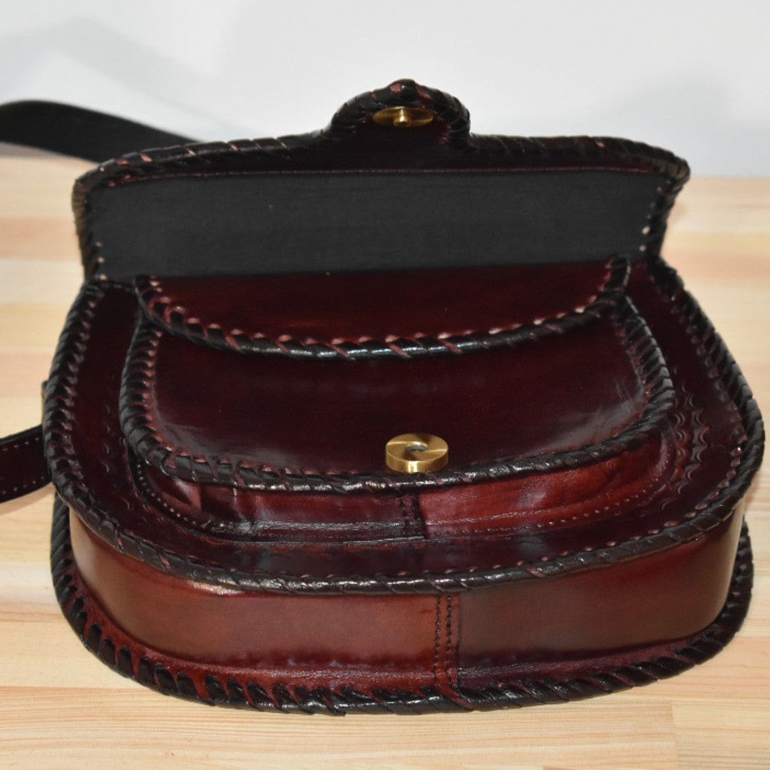 Geanta Sling lucrata manual cu model embosat. Cod: CAM17 - Genti din Piele