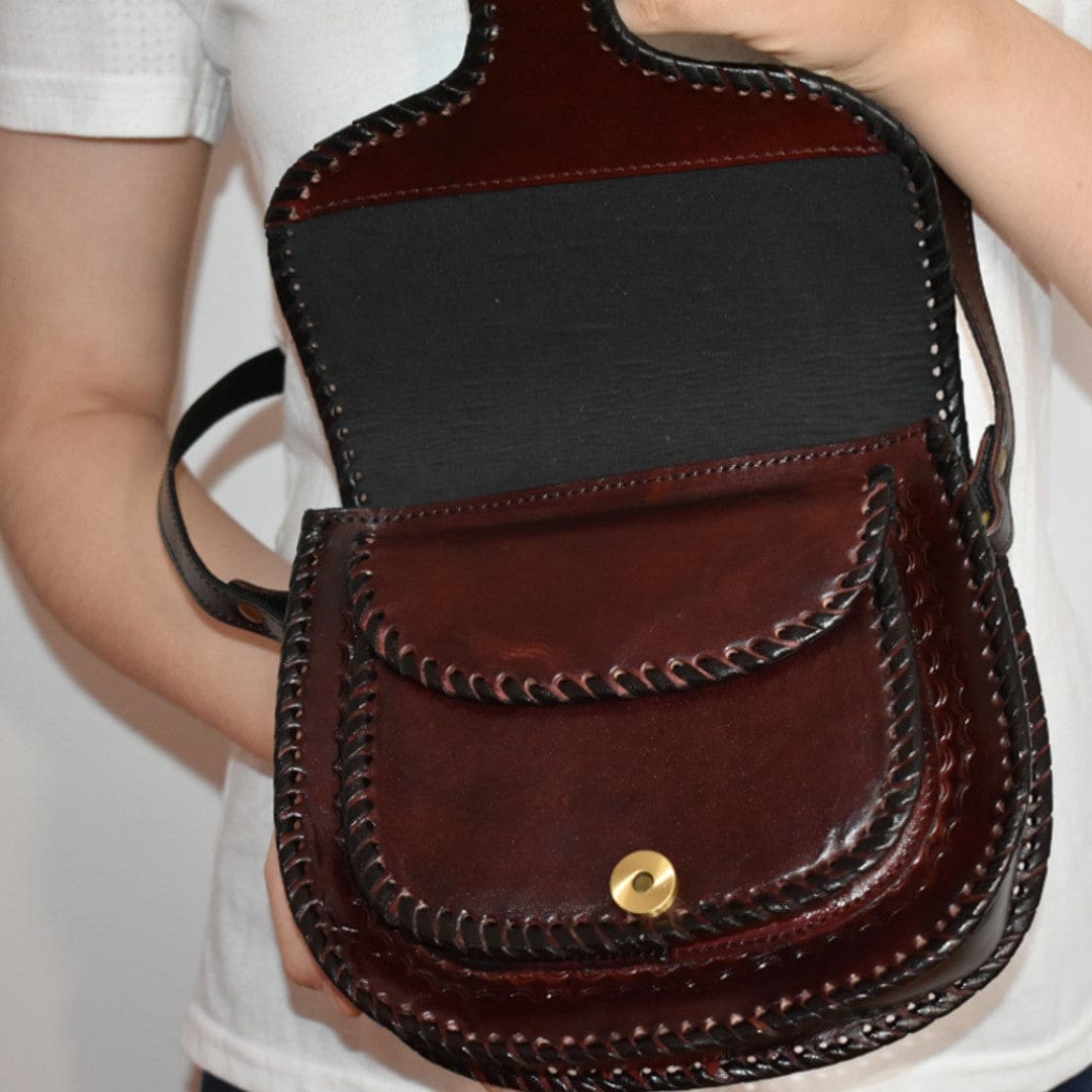 Geanta Sling lucrata manual cu model embosat. Cod: CAM17 - Genti din Piele