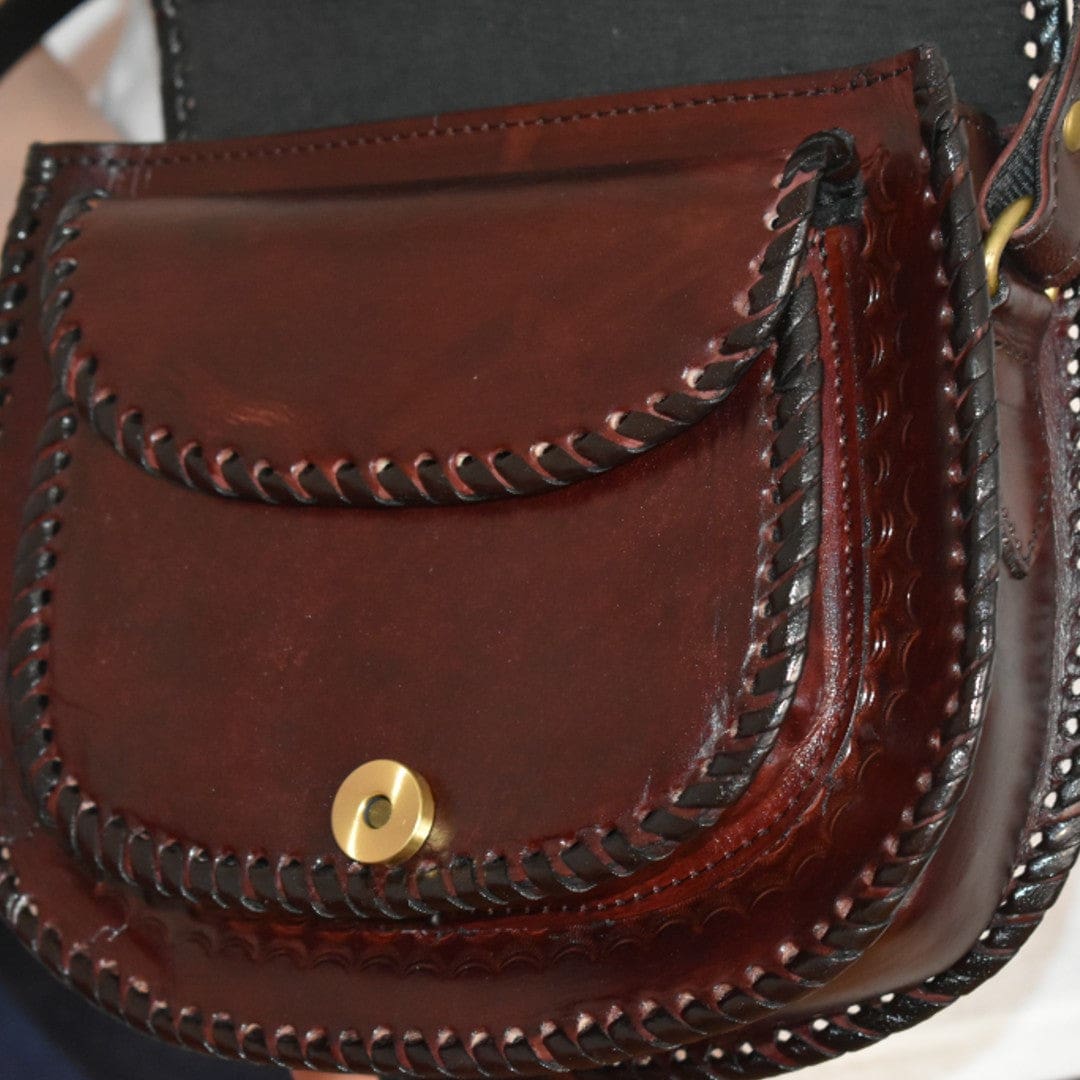 Geanta Sling lucrata manual cu model embosat. Cod: CAM17 - Genti din Piele