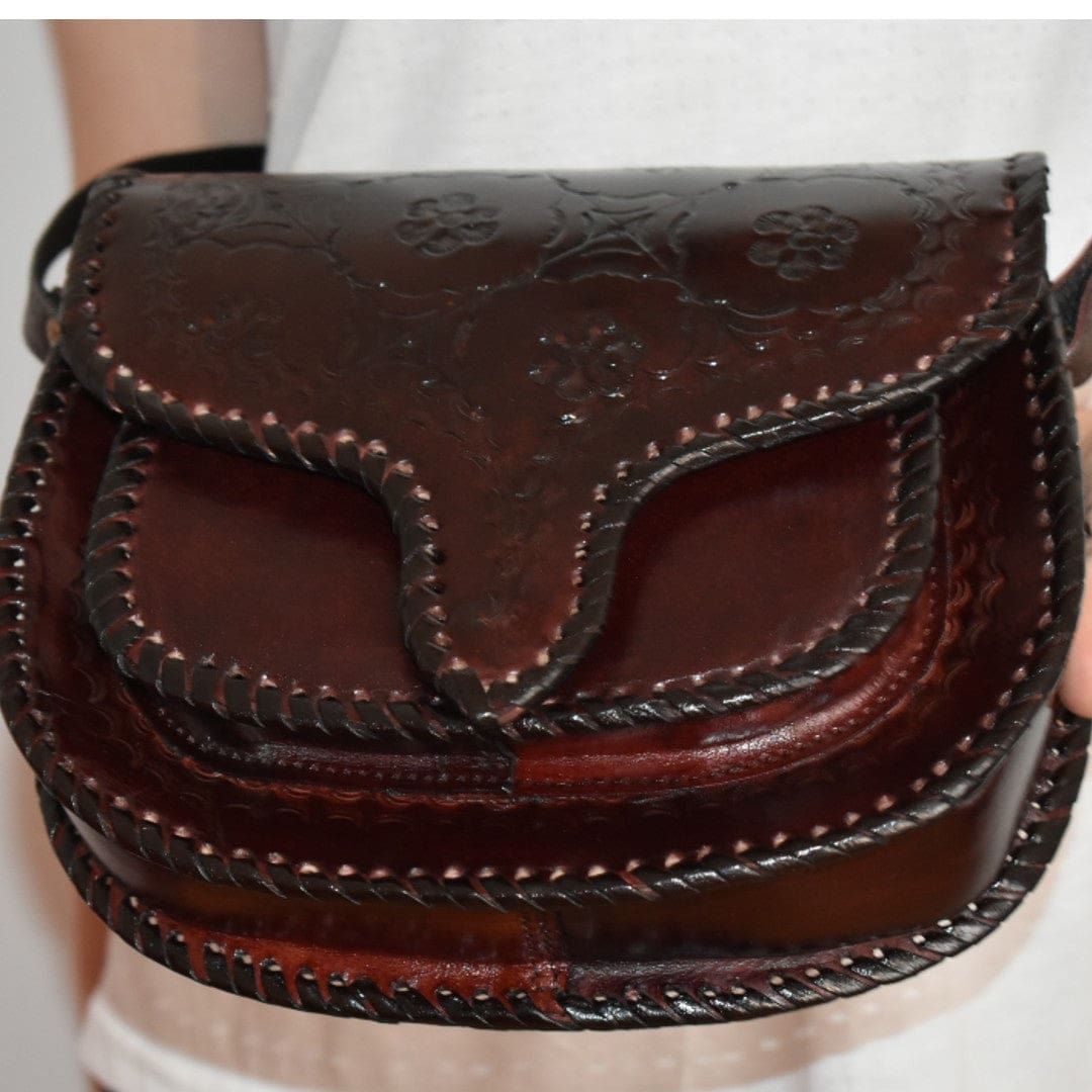 Geanta Sling lucrata manual cu model embosat. Cod: CAM17 - Genti din Piele