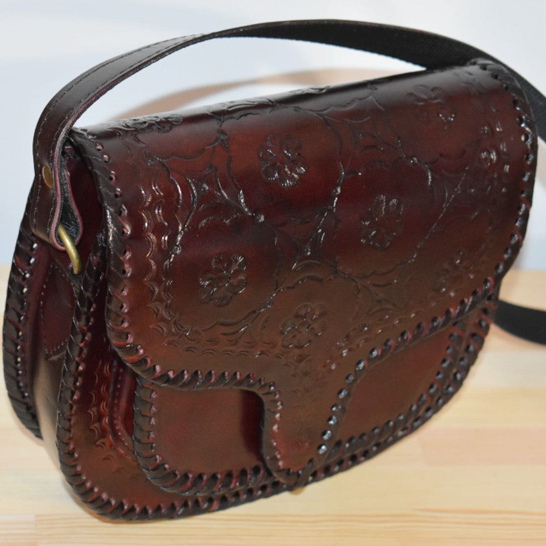 Geanta Sling lucrata manual cu model embosat. Cod: CAM17 - Genti din Piele