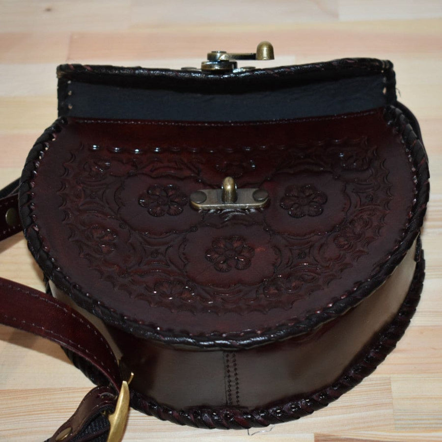 Geanta Sling lucrata manual cu model embosat. Cod: CAM18 - Genti din Piele