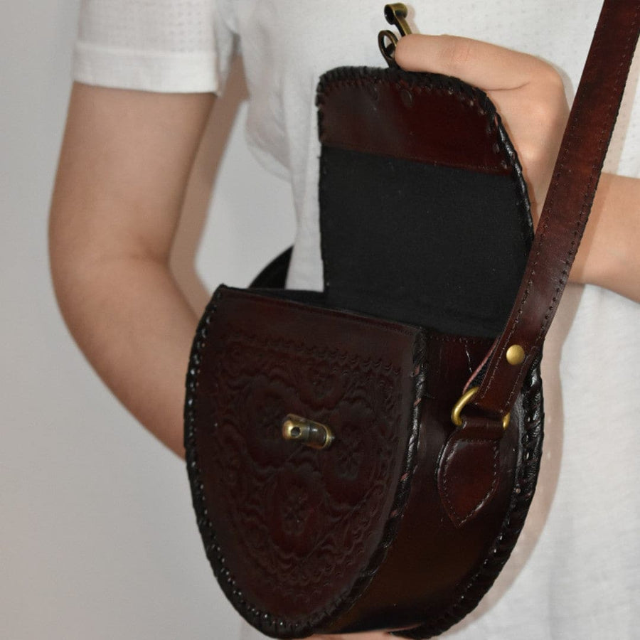 Geanta Sling lucrata manual cu model embosat. Cod: CAM18 - Genti din Piele