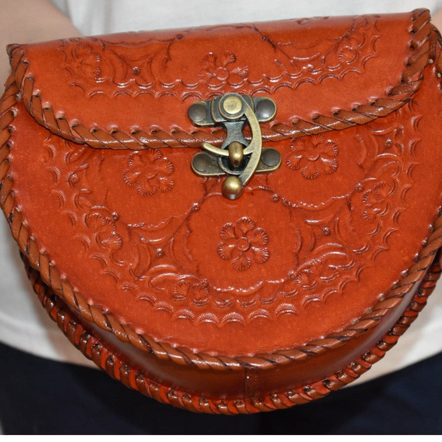 Geanta Sling lucrata manual cu model embosat. Cod: CAM19 - Genti din Piele