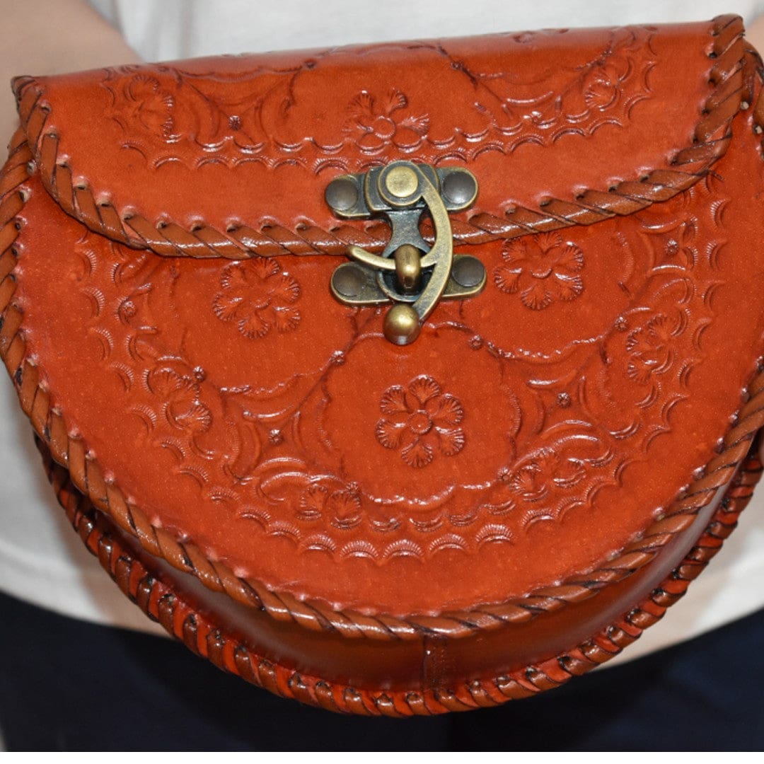 Geanta Sling lucrata manual cu model embosat. Cod: CAM19 - Genti din Piele