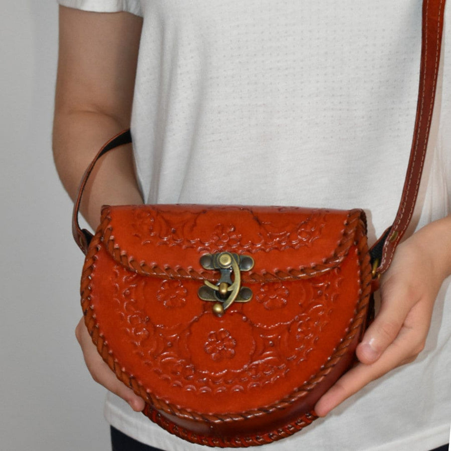 Geanta Sling lucrata manual cu model embosat. Cod: CAM19 - Genti din Piele