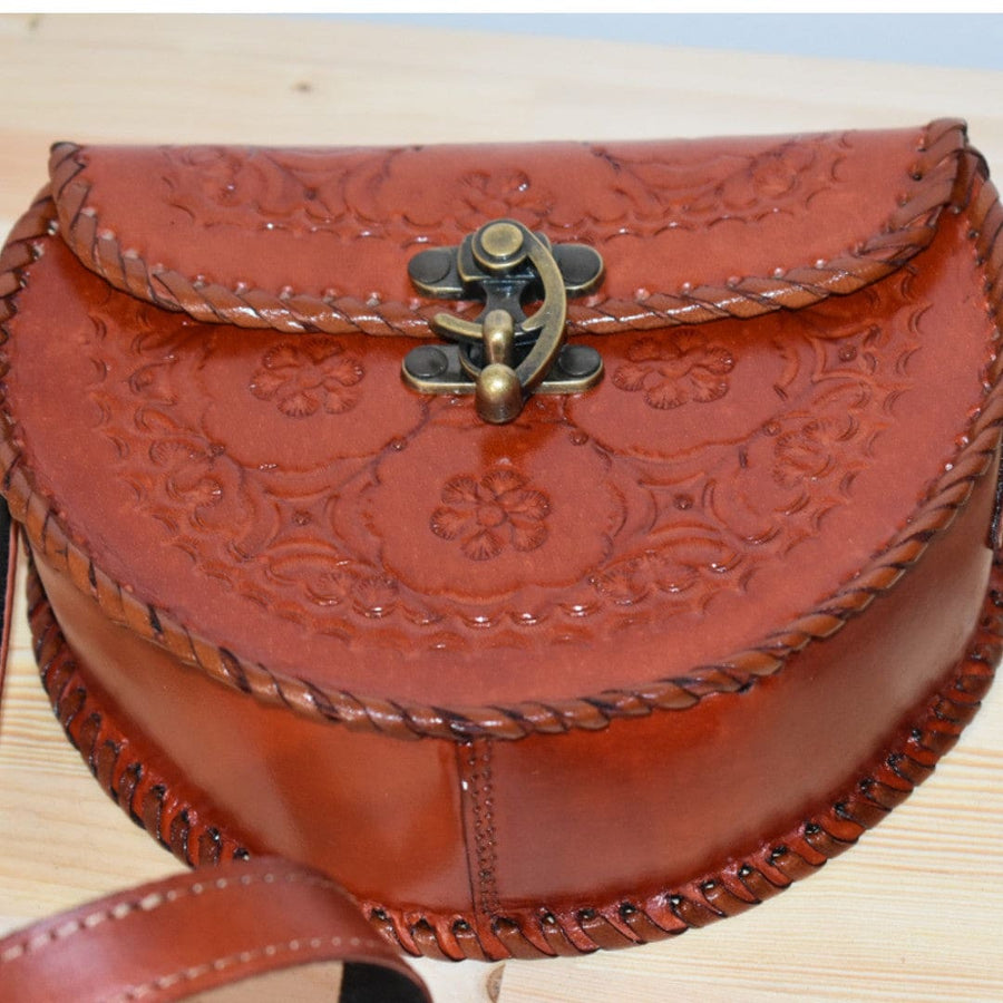 Geanta Sling lucrata manual cu model embosat. Cod: CAM19 - Genti din Piele