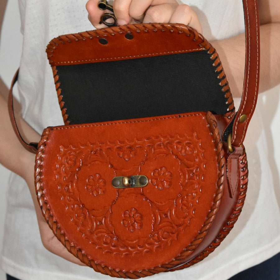 Geanta Sling lucrata manual cu model embosat. Cod: CAM19 - Genti din Piele