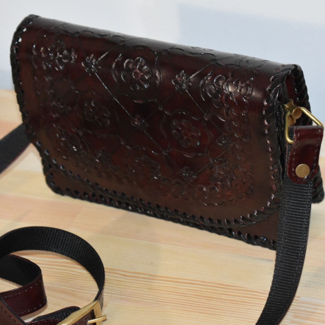 Geanta Sling lucrata manual cu model embosat. Cod: CAM26 - Genti din Piele