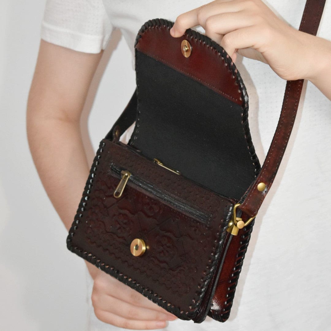 Geanta Sling lucrata manual cu model embosat. Cod: CAM26 - Genti din Piele