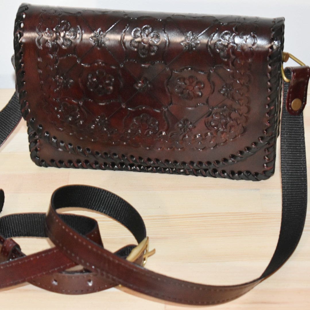 Geanta Sling lucrata manual cu model embosat. Cod: CAM26 - Genti din Piele