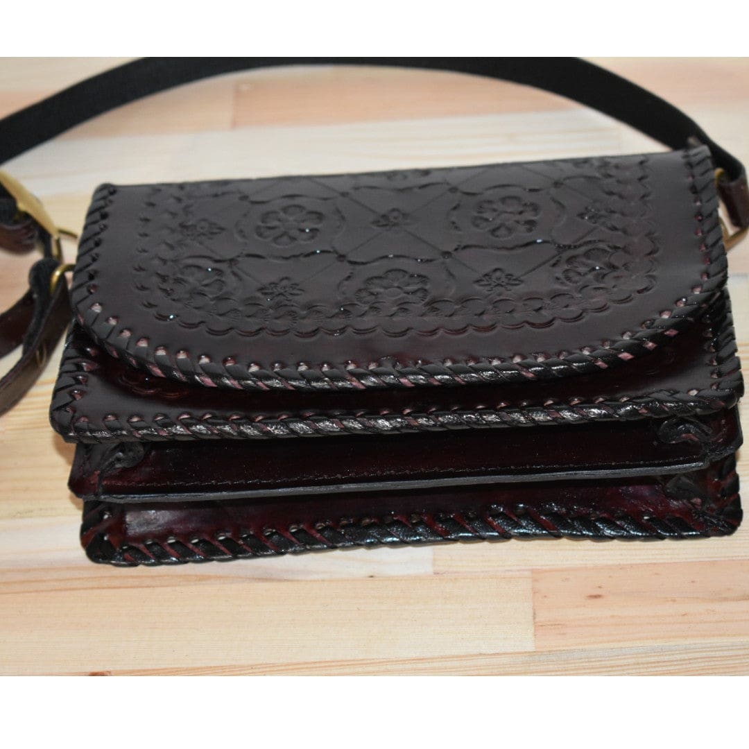 Geanta Sling lucrata manual cu model embosat. Cod: CAM26 - Genti din Piele