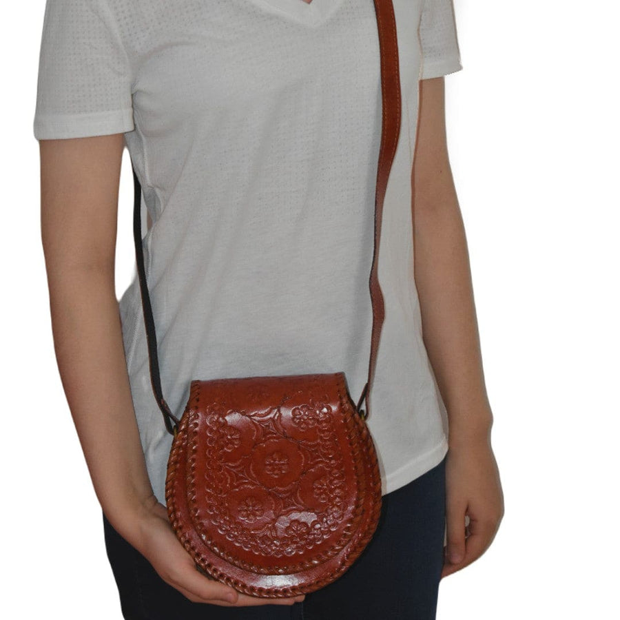 Geanta Sling lucrata manual cu model embosat. Cod: CAM3 - Geanta din Piele Naturala de camila