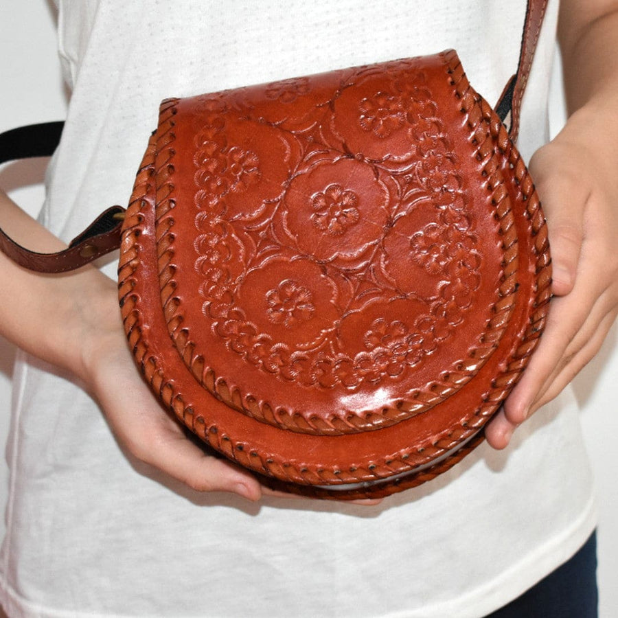 Geanta Sling lucrata manual cu model embosat. Cod: CAM3 - Geanta din Piele Naturala de camila
