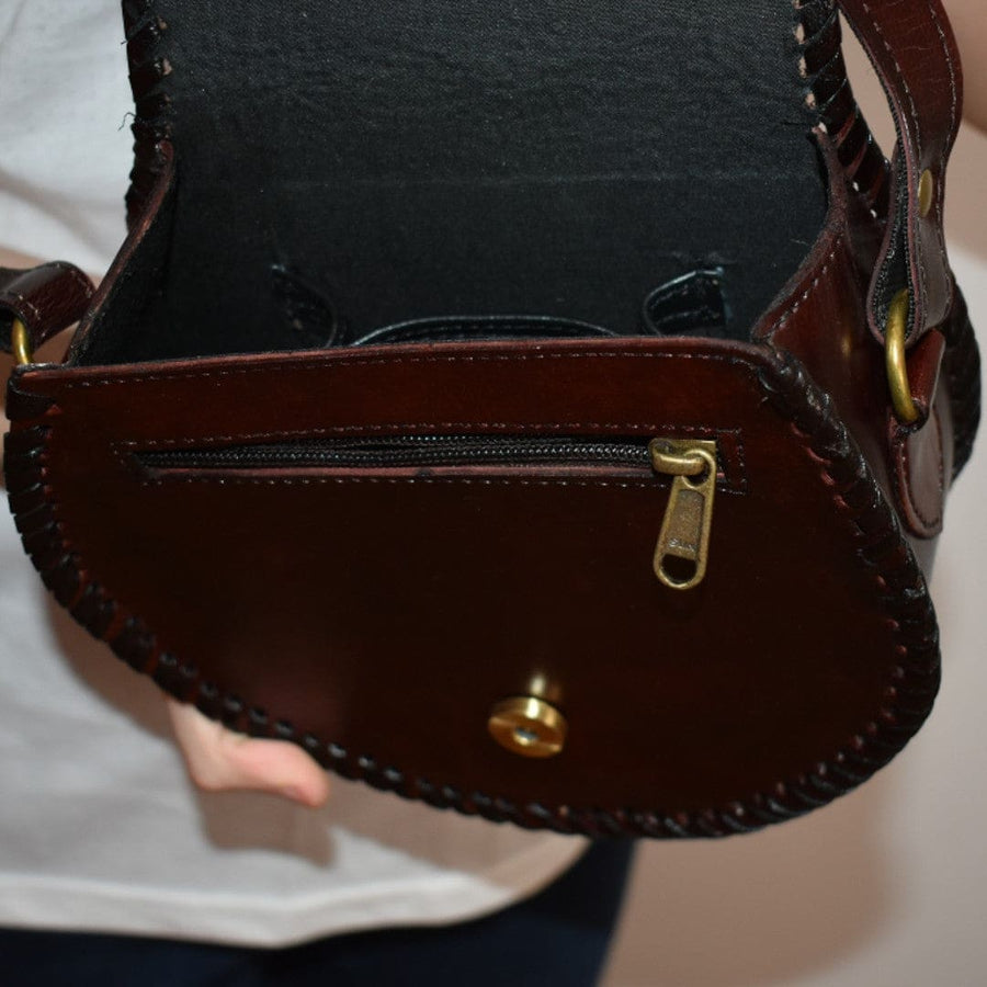 Geanta Sling lucrata manual cu model embosat. Cod: CAM4 - Geanta din Piele Naturala de camila