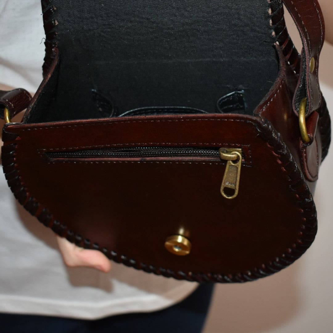 Geanta Sling lucrata manual cu model embosat. Cod: CAM4 - Geanta din Piele Naturala de camila