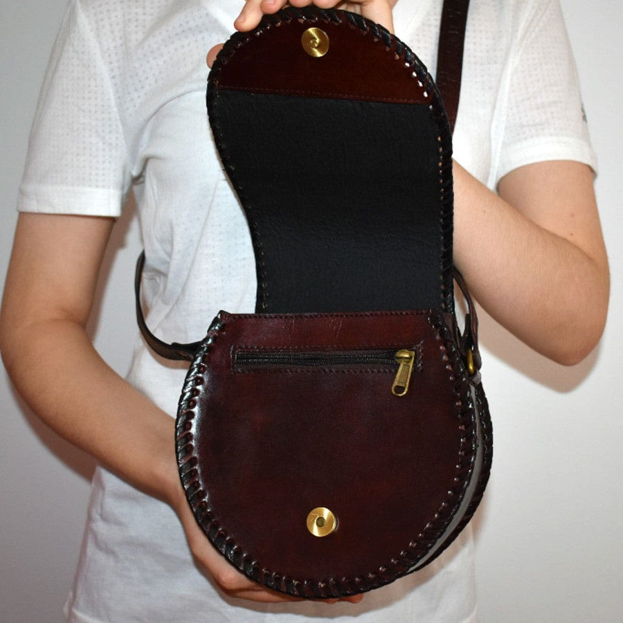 Geanta Sling lucrata manual cu model embosat. Cod: CAM4 - Geanta din Piele Naturala de camila