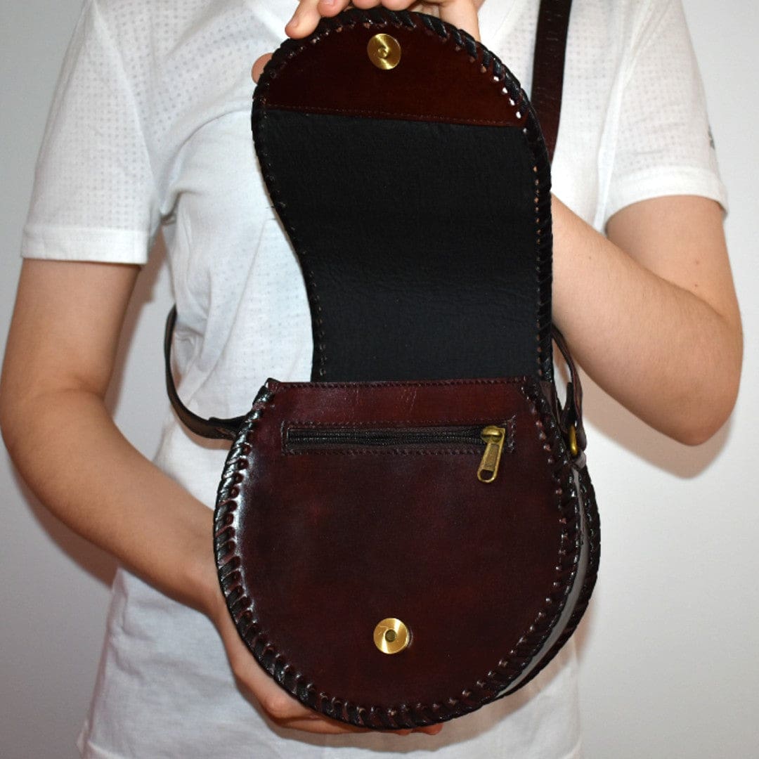 Geanta Sling lucrata manual cu model embosat. Cod: CAM4 - Geanta din Piele Naturala de camila