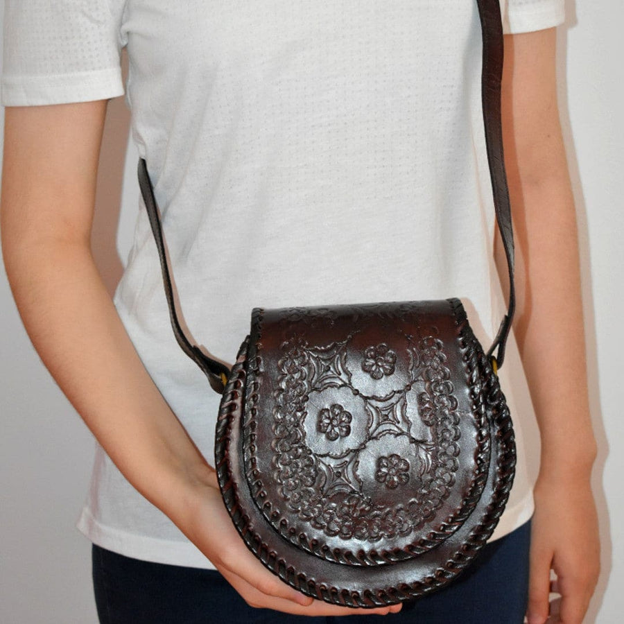 Geanta Sling lucrata manual cu model embosat. Cod: CAM4 - Geanta din Piele Naturala de camila