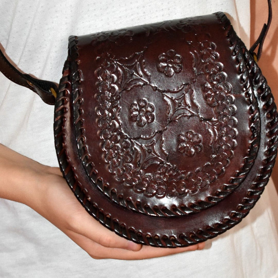 Geanta Sling lucrata manual cu model embosat. Cod: CAM4 - Geanta din Piele Naturala de camila