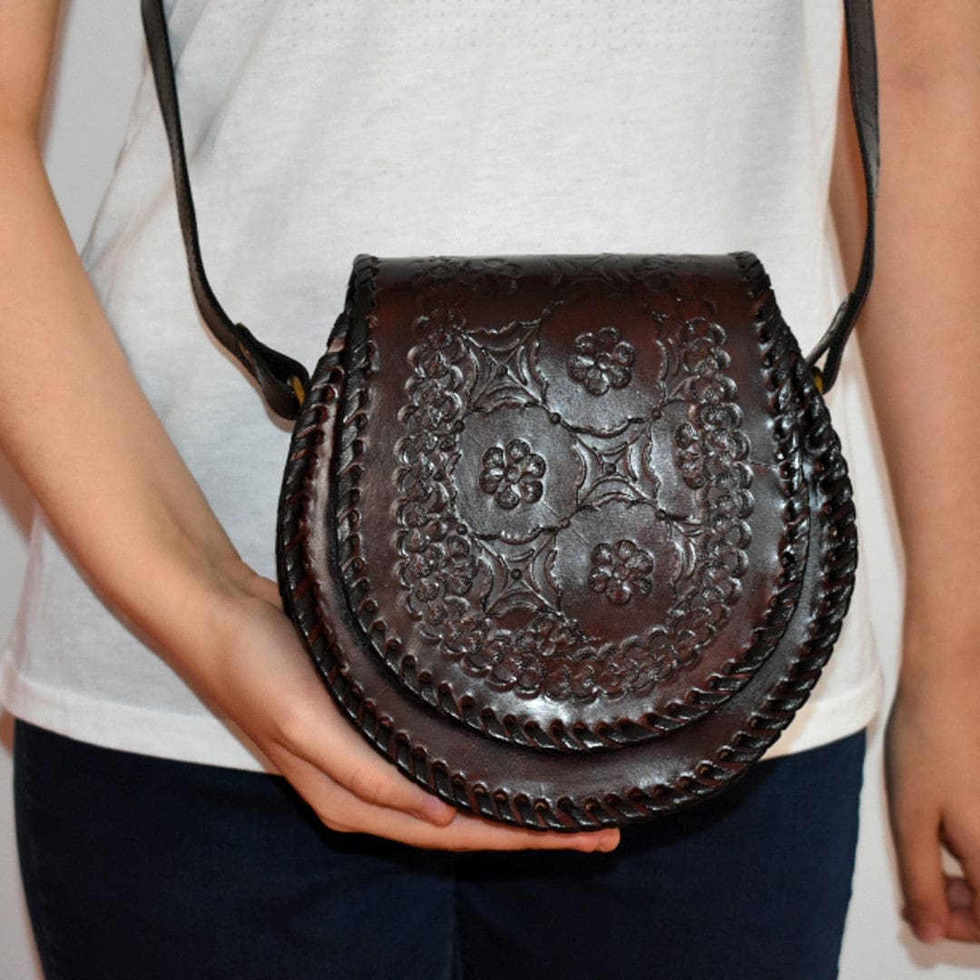 Geanta Sling lucrata manual cu model embosat. Cod: CAM4 - Geanta din Piele Naturala de camila