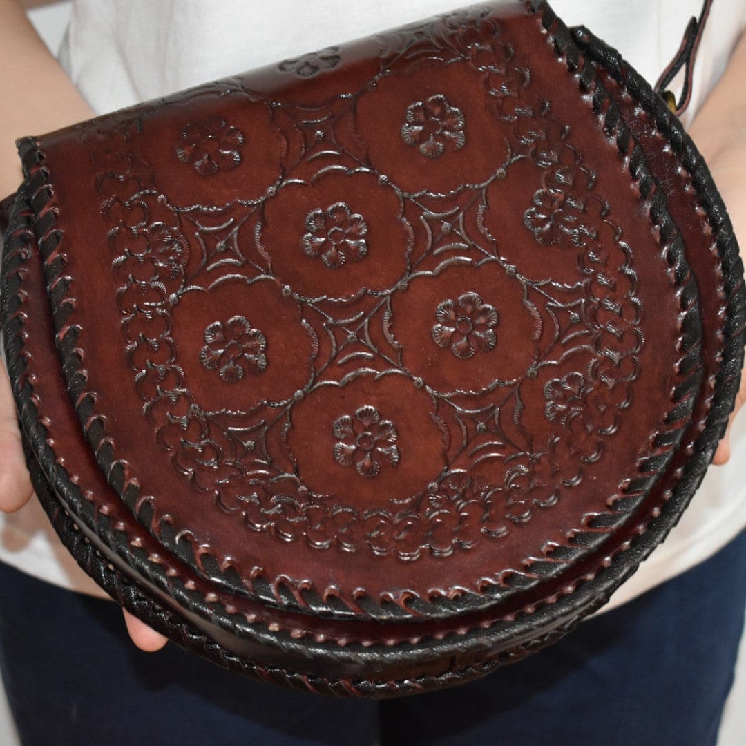 Geanta Sling mare lucrata manual cu model embosat. Cod: CAM20 - Genti din Piele
