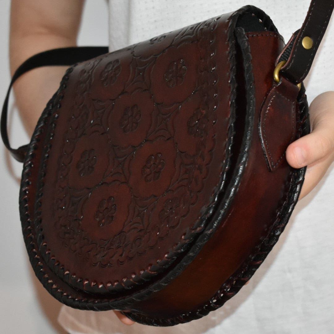 Geanta Sling mare lucrata manual cu model embosat. Cod: CAM20 - Genti din Piele