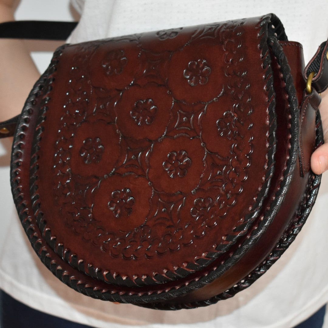 Geanta Sling mare lucrata manual cu model embosat. Cod: CAM20 - Genti din Piele