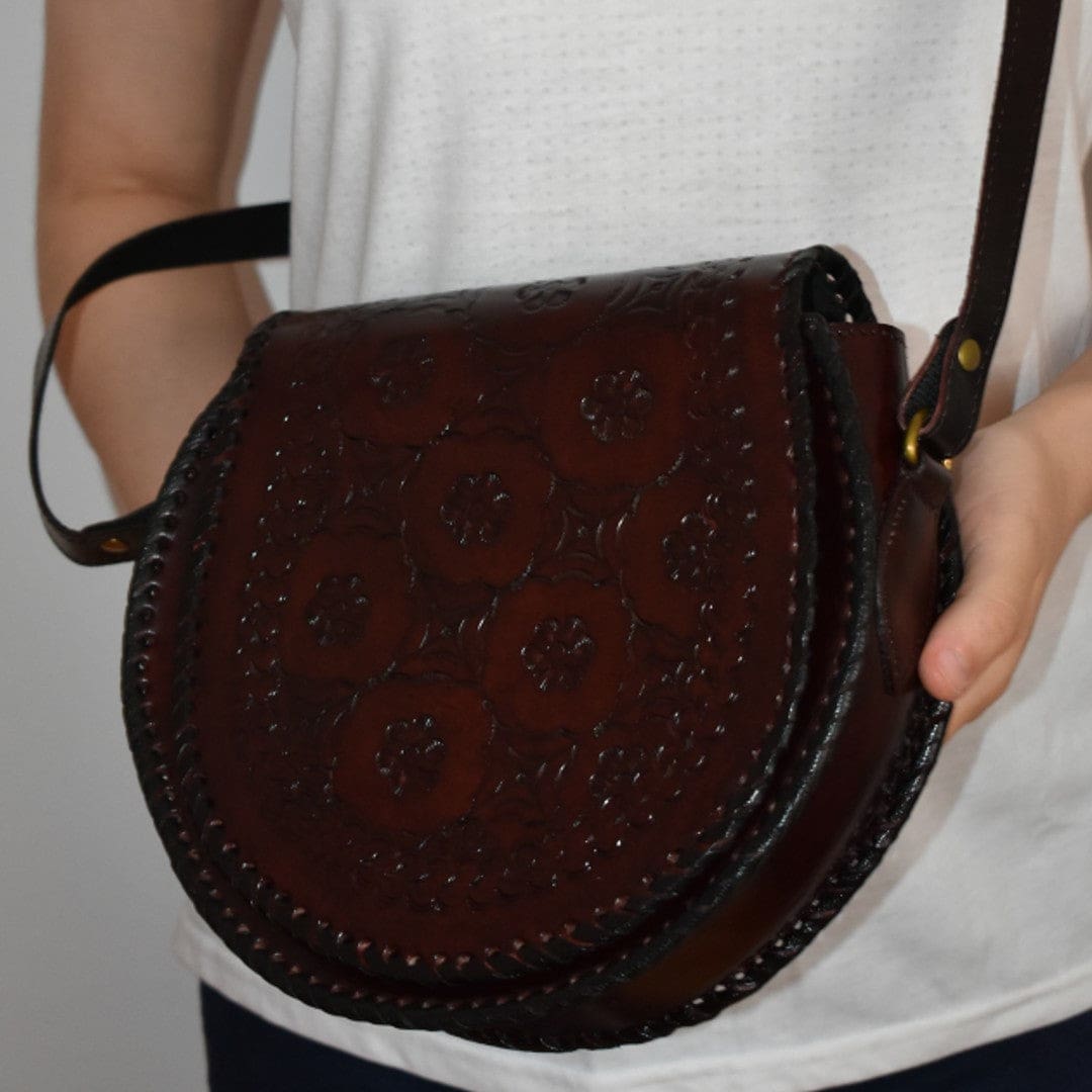 Geanta Sling mare lucrata manual cu model embosat. Cod: CAM20 - Genti din Piele