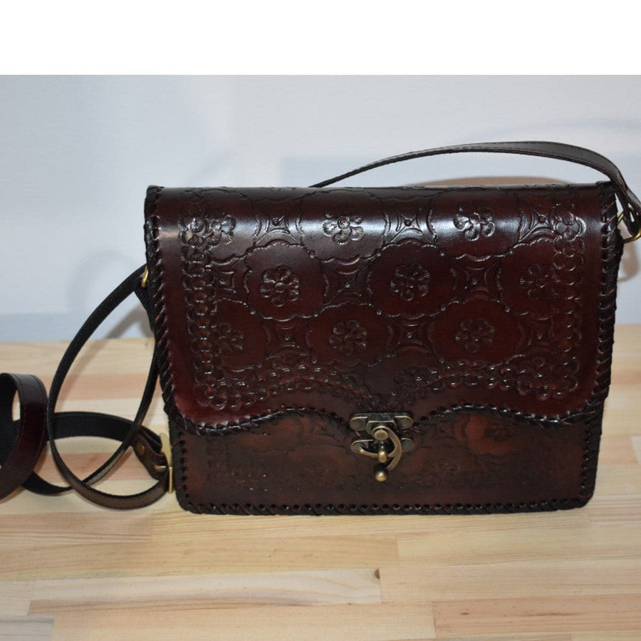 Geanta Sling rectangulara lucrata manual cu model embosat. Cod: CAM22 - Genti din Piele