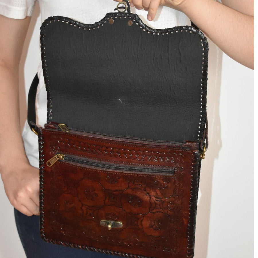 Geanta Sling rectangulara lucrata manual cu model embosat. Cod: CAM22 - Genti din Piele